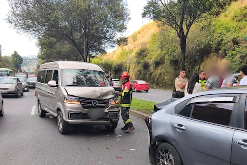 Choque múltiple en la Av. Simón Bolívar dejó una persona herida en Quito