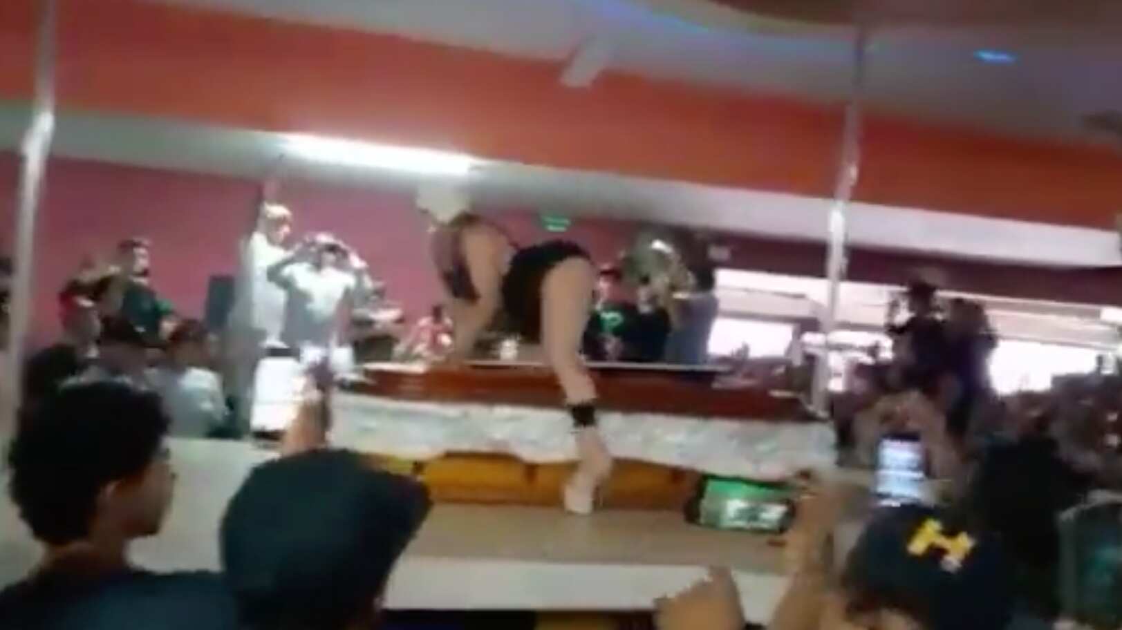 Despiden a hombre en un burdel