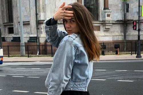 Modelo es detenida y obligada a disculparse por exhibir más de la cuenta frente a una iglesia