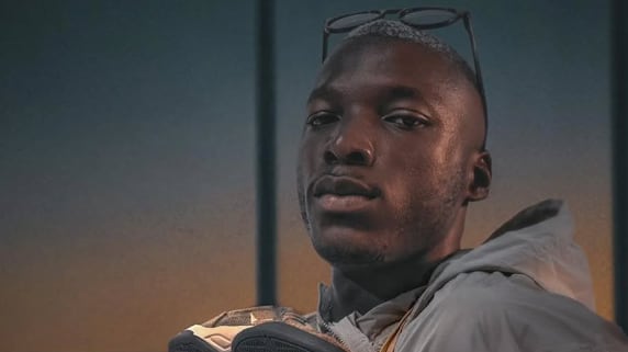 Moisés Caicedo anota su primer gol en Champions League.