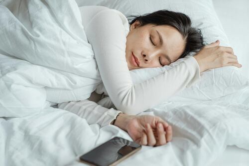 Cuántas horas se debería dormir para vivir más años, según los expertos