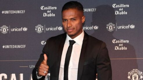 Antonio Valencia con las Leyendas del Manchester United