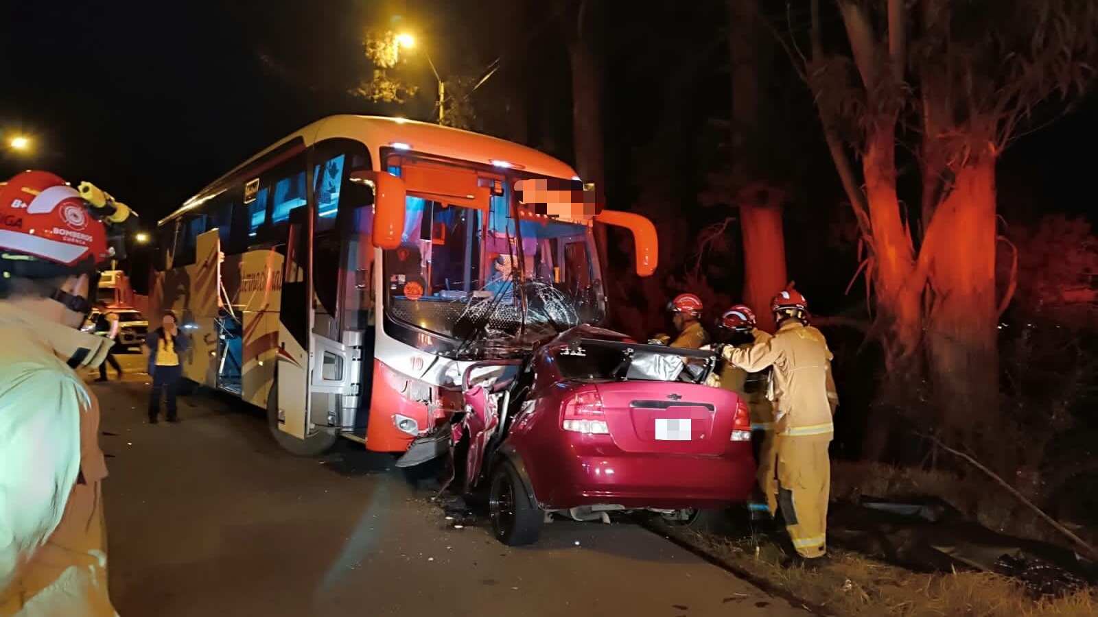 Varias personas fallecidas deja accidente entre un bus y un automóvil en Cuenca