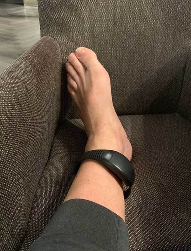 Nicklas Bendtner usó un dispositivo que le impedía salir de casa