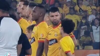 Sergio Agüero conversa con niño durante la Noche Amarilla