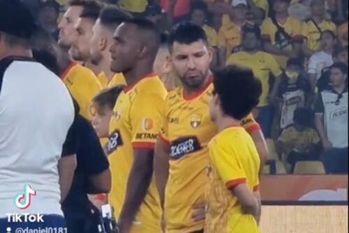 ¡No lo olvidará jamás! El Kun Agüero le cambió el look a niño guayaquileño durante la Noche Amarilla