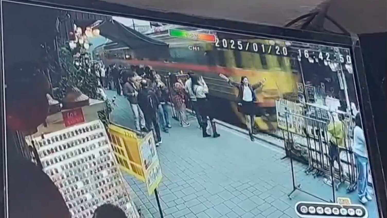 Tren golpea y casi arrolla a una turista que intentaba hacerse una foto (VIDEO)