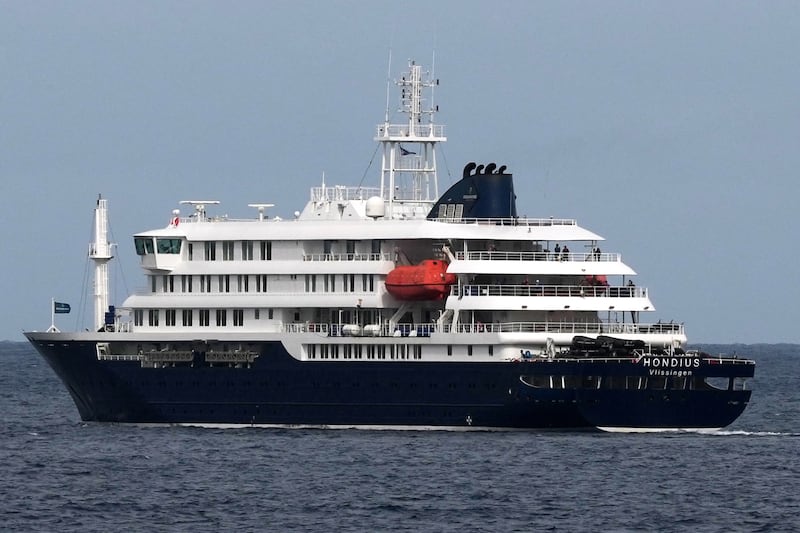 El crucero MV Hondius sale de puerto en Praia, Cabo Verde,  el miércoles 6 de mayo de 2026. (AP Foto/Misper Apawu)