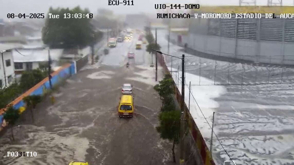 Inundación de vías y colapso del sistema de alcantarillado a causa de las lluvia, en el sector de Turubamba Alto
