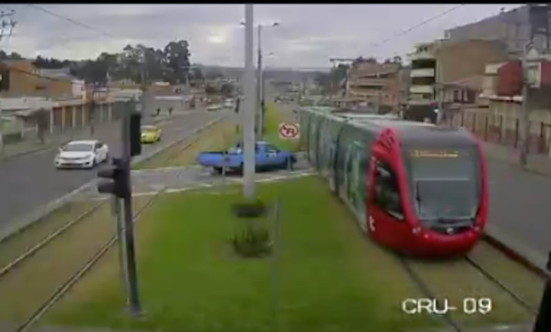 Conductor de camioneta ignora semáforo en rojo y casi provoca un accidente con el Tranvía de Cuenca