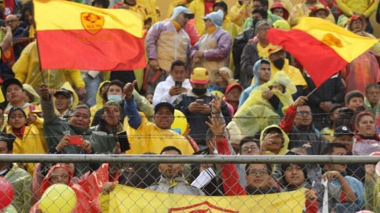 Hinchas de Aucas en su estadio