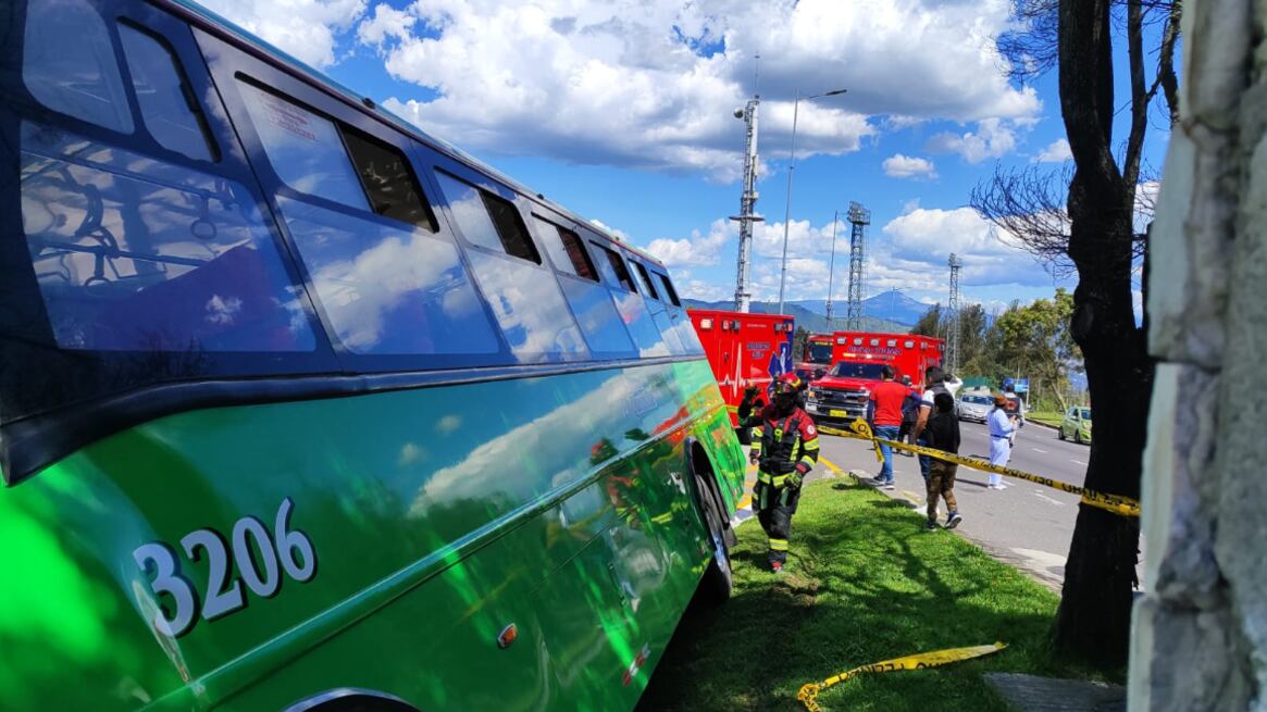 Bus interparroquial chocó contra la garita de un cementerio en la Simón Bolívar y deja nueve heridos