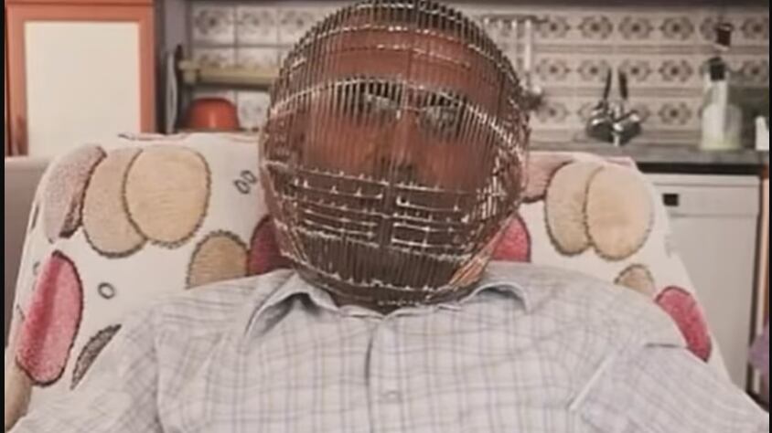 Un hombre se puso una jaula en la cabeza para dejar de fumar