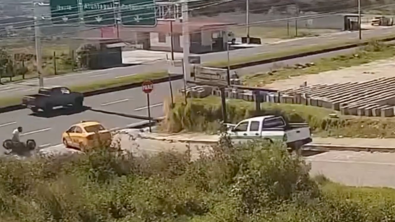 El momento en que un motociclista salió expulsado tras impactarse contra un taxi en Otavalo