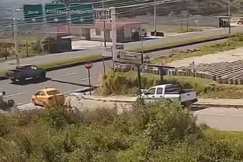 El momento en que un motociclista salió expulsado tras impactarse contra un taxi en Otavalo