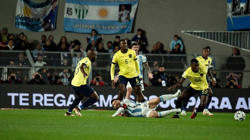 Duelo entre Moisés Caicedo y Lionel Messi