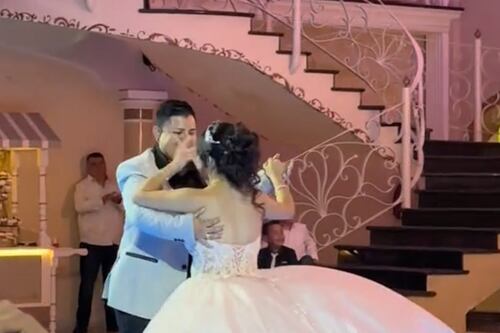 Adolescente opta por bailar el vals de sus 15 años con la novia de su madre y no con su padre biológico