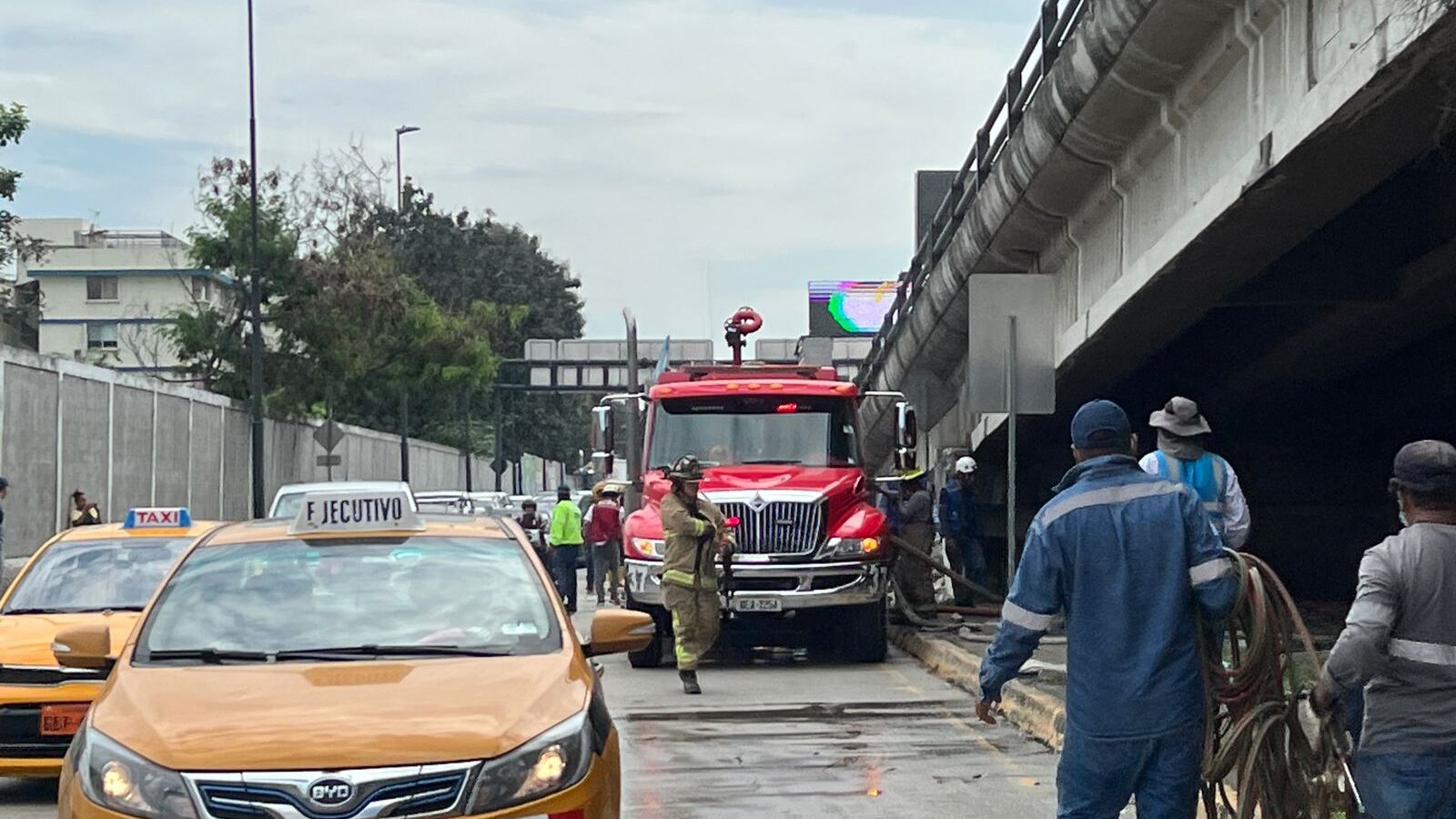 Guayaquil. Se registró un incendio en la Av. Pedro Menendez Gilbert.