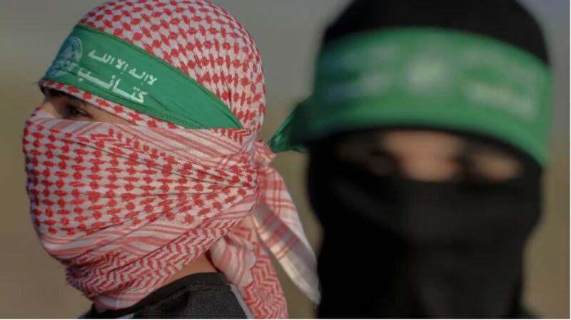 Dos palestinos con símbolo de Hamás. EUROPA PRESS