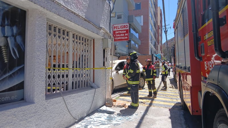 Auto perdió los frenos y se estrelló contra consultorio dental en Quito
