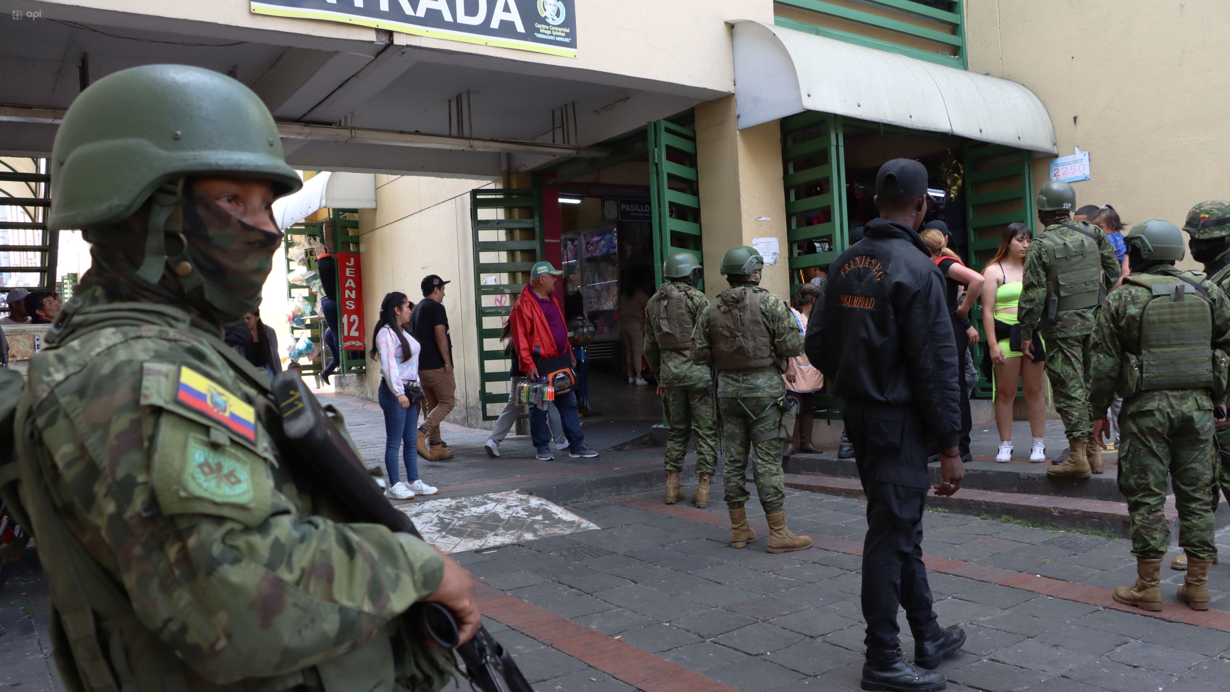 Recorrido de seguridad del equipo de combate de la Primera División de Ejército Shyris, en el sector de la Marín, San Roque, Plaza Grande, Ipiales.