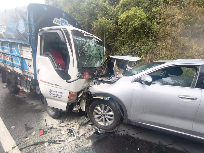 Accidente en la vía Quito–Santo Domingo deja cinco heridos a la altura de Calacalí