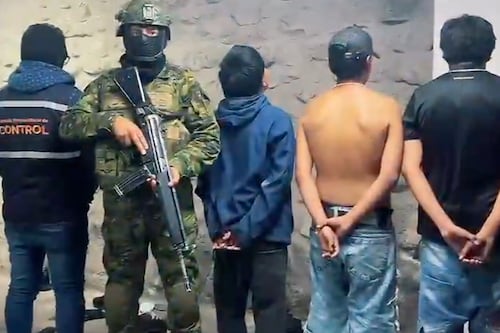 Adolescentes con arma y droga en fiesta clandestina en Quito: celulares apuntan a vínculos con bandas