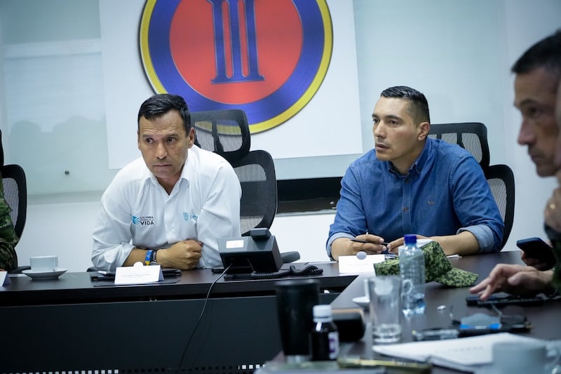 El ministro de Defensa, Pedro Sánchez, y el gobernador del Cauca, Octavio Guzmán