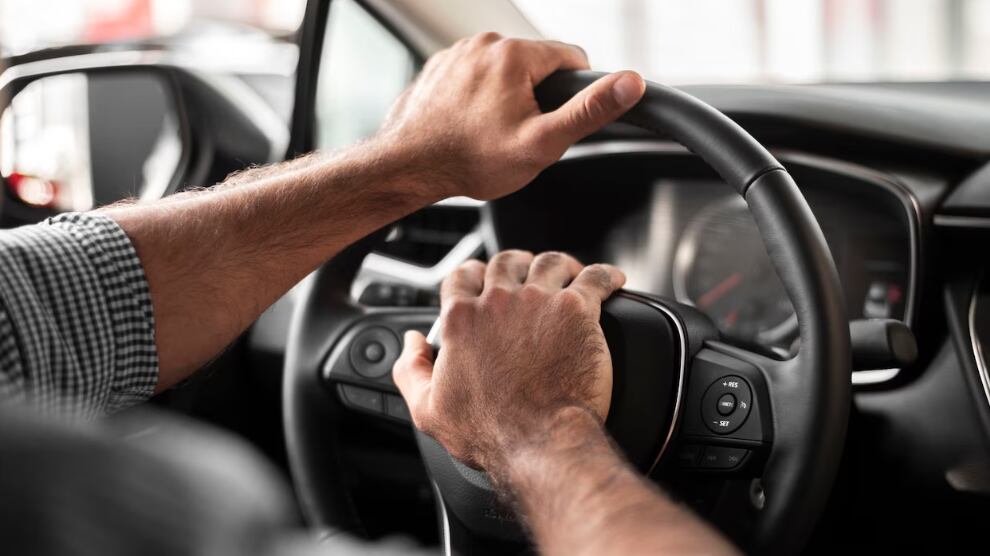 Primer hombre tomando auto para una prueba de manejo