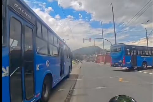 “Ese semáforo se demora bastante”: Lo que dijo chofer de bus urbano al pasarse la luz roja en Quito