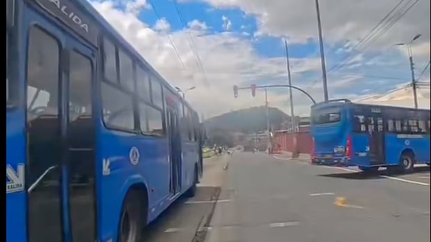 “Ese semáforo se demora bastante”: Lo que dijo chofer de bus urbano al pasarse la luz roja en Quito