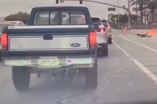 VIDEO: Un adolescente resultó envuelto en llamas tras saltarse un semáforo en rojo