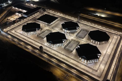 Ministro de Gobierno revela fotografía de cómo es la cárcel del Encuentro