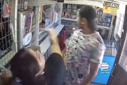 VIDEO: mujer se defendió de abusador sexual con un manotazo en una tienda y lo encerró 