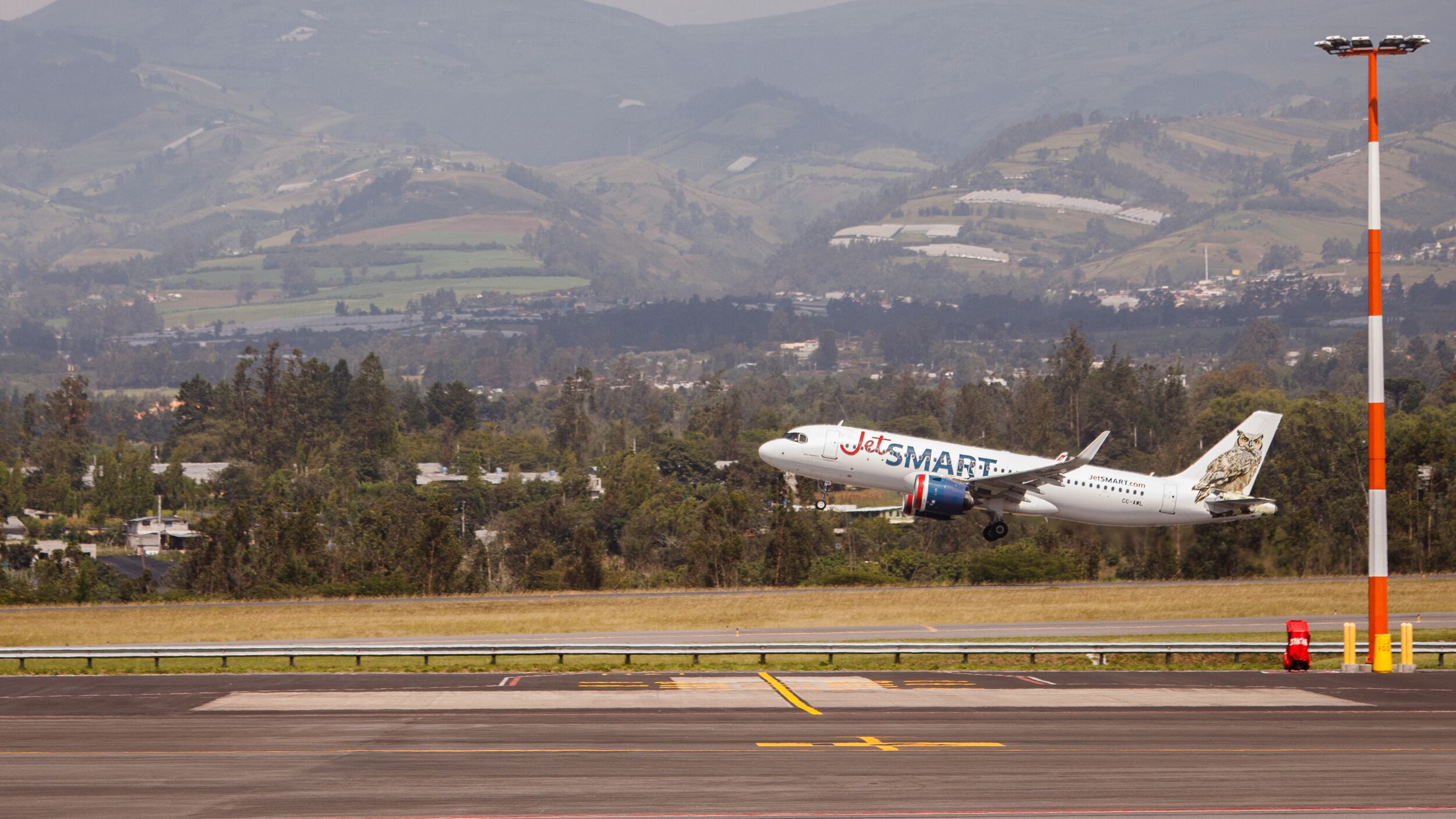 Avión de JetSMART despegando desde el Aeropuerto Internacional Mariscal Sucre en Quito