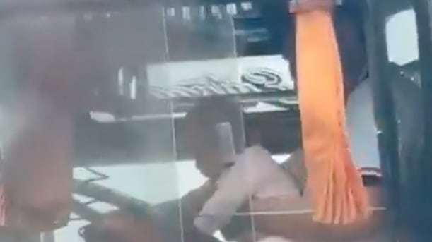 Video de conductor con una bebé en brazos desata indignación en Quito