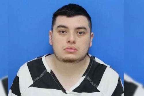 Revisaron su celular en el aeropuerto y lo condenaron a 15 años de cárcel por su contenido