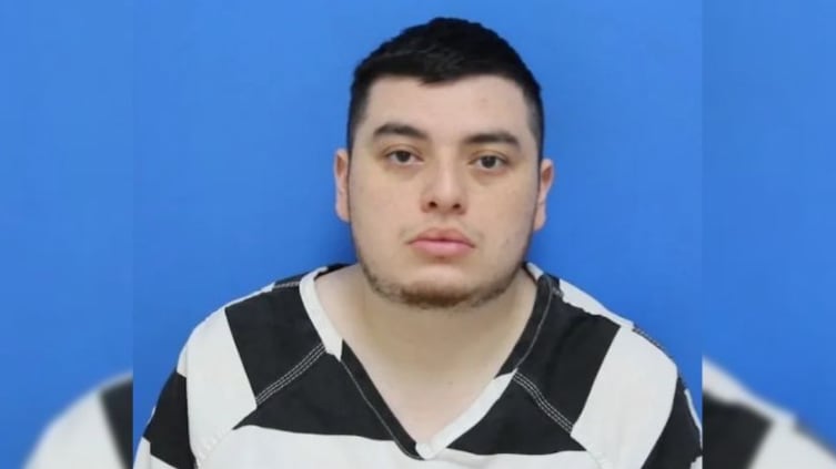 Revisaron su celular en el aeropuerto y lo condenaron a 15 años de cárcel por su contenido