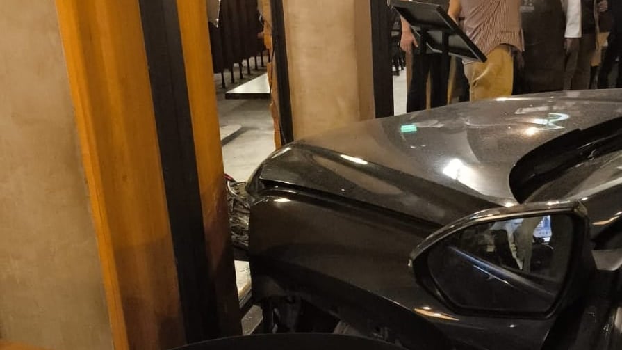 Vehículo se estrelló contra restaurante en Cumbayá, en Quito: dos personas resultaron afectadas. Foto: Bomberos Quito