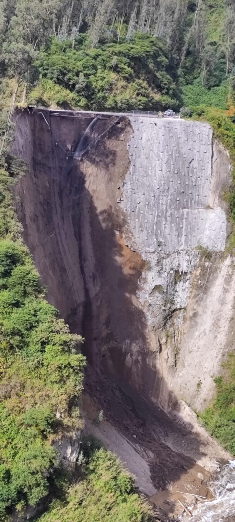 Deslizamiento de talud en avenida Los Conquistadores