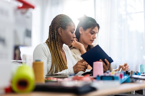 Se abren postulaciones de 50 becas para mujeres 100% online y gratuitas