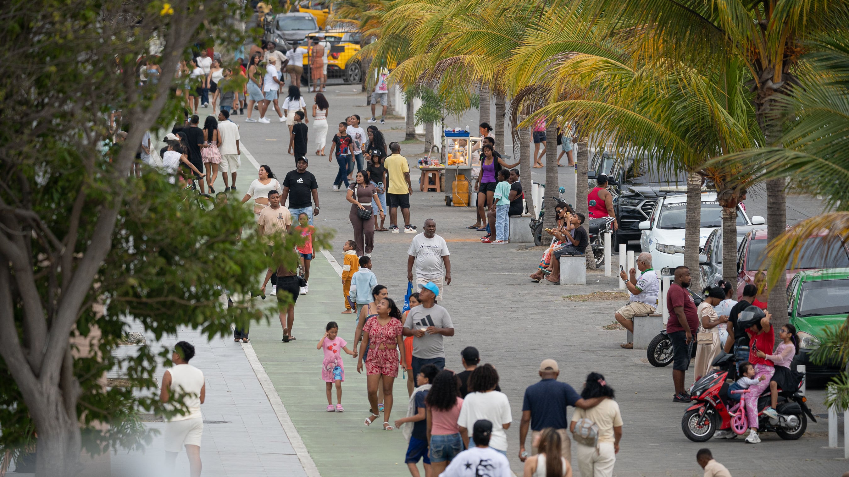 Las Palmas, 2 de diciembre del 2025
Playa las Palmas en la Provincia de Esmeraldas, es visitada por turistas por el feriado de fin de año y año nuevo decretado por el Gobierno Nacional.
Fotos: API / Samuel Ordóñez