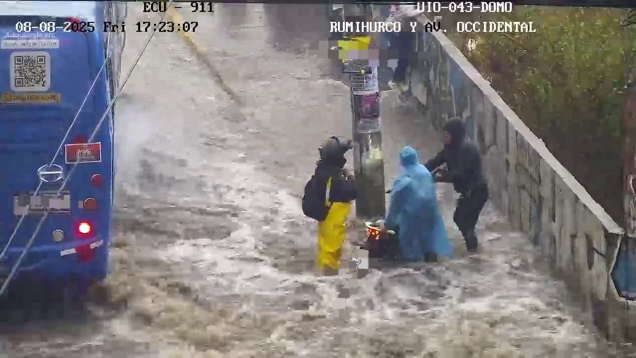 Inundación en la Av. Mariscal Sucre afecta tránsito en el sector de El Condado, en Quito