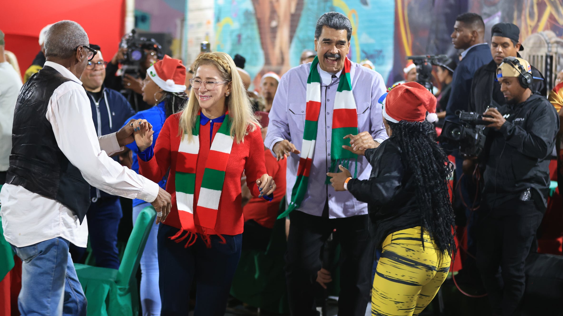 Maduro encabeza una cena navideña en una zona de Caracas por "la paz y la felicidad"