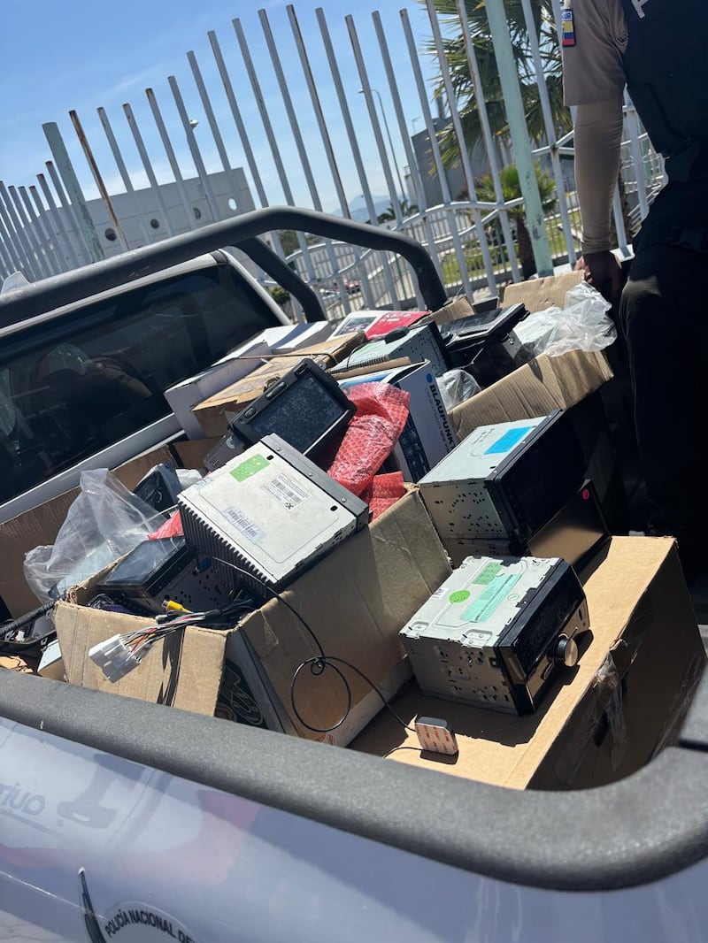 Clausuran cachinería en Calderón, Quito, tras hallar 68 radios de vehículos