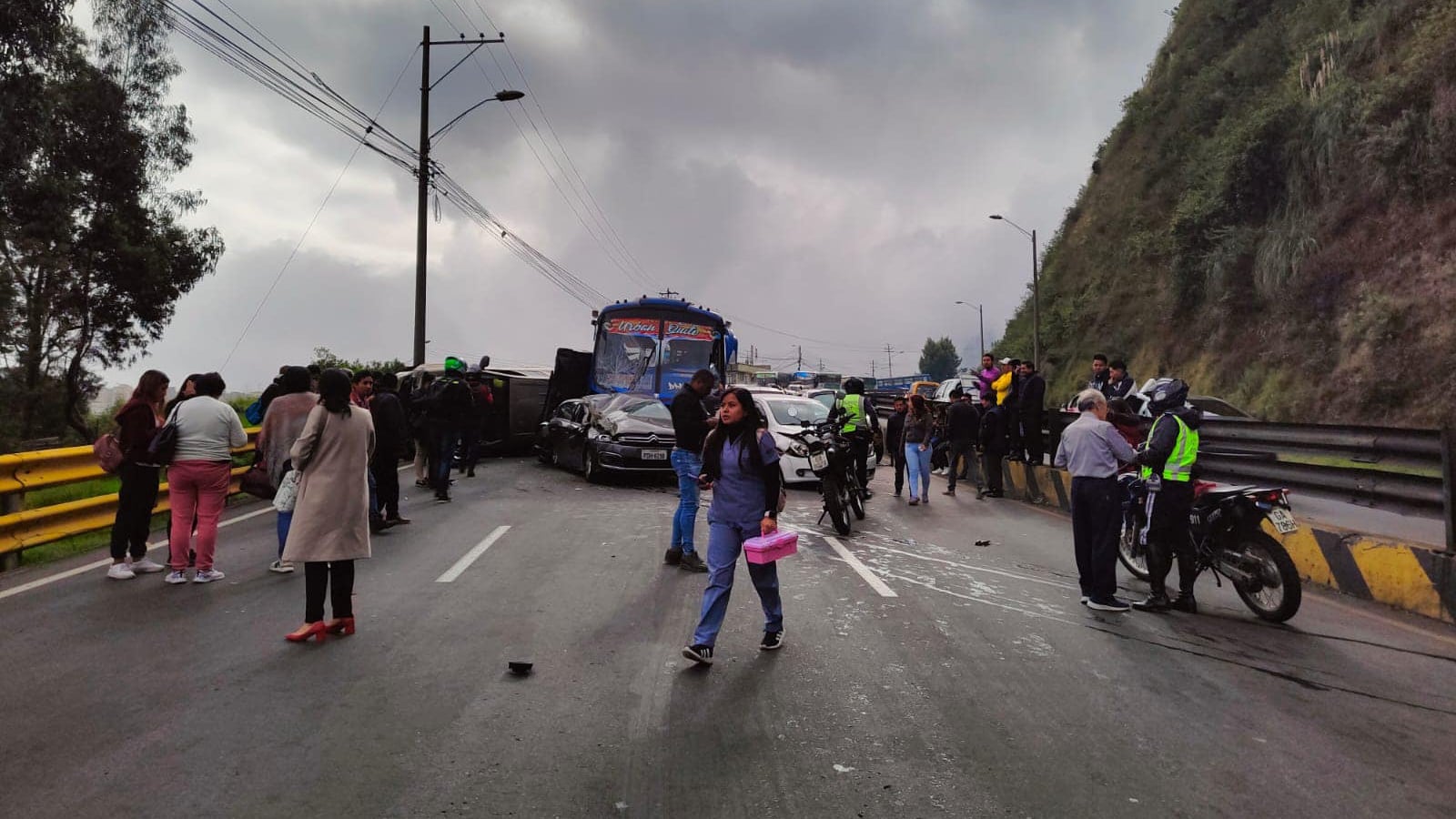 Quito: personas heridas tras accidente de tránsito en la Autopista General Rumiñahui