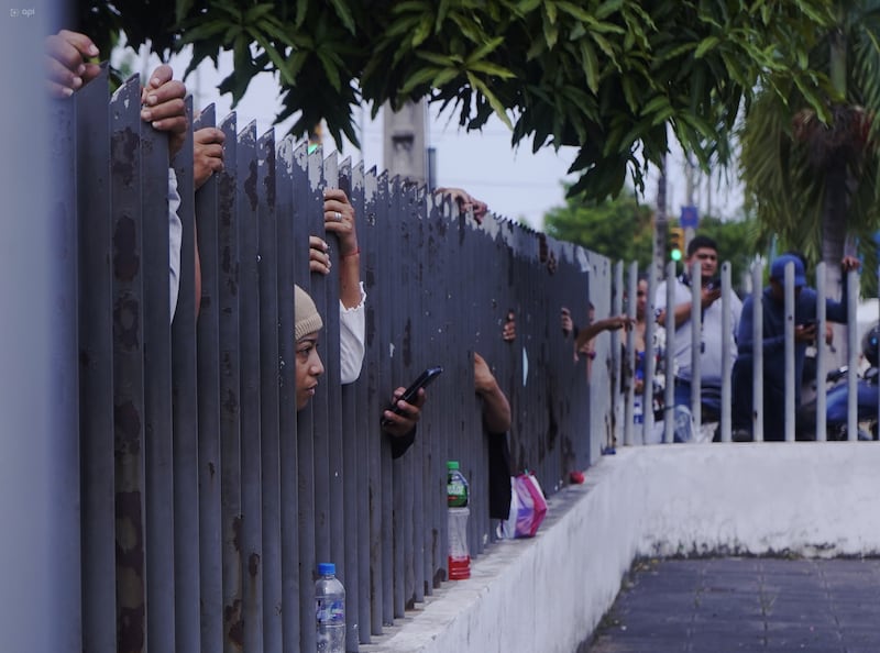 “Estamos viviendo un calvario”: familiares de jóvenes desaparecidos exigen respuestas en la morgue de Guayaquil