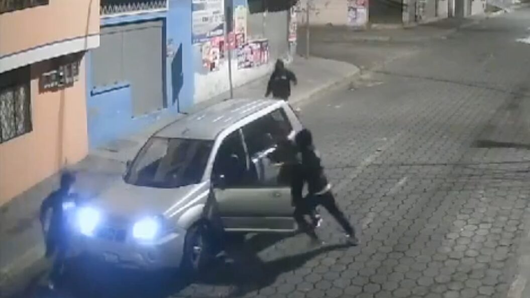 Violento robo de vehículo se registró en el sur de Quito (VIDEO)