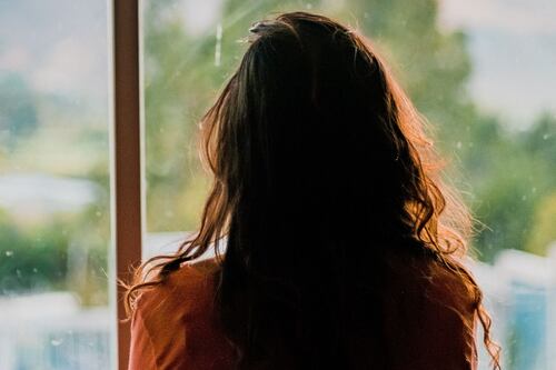 “No quiero ser un número más” mujer alerta que hombre con denuncias por acoso la acecha desde el 2020