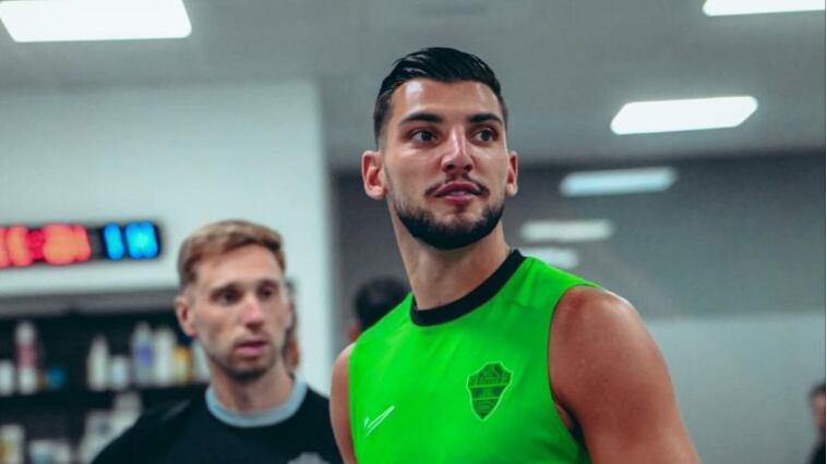 Futbolista es procesado por agresión sexual contra dos de sus amigas en una piscina